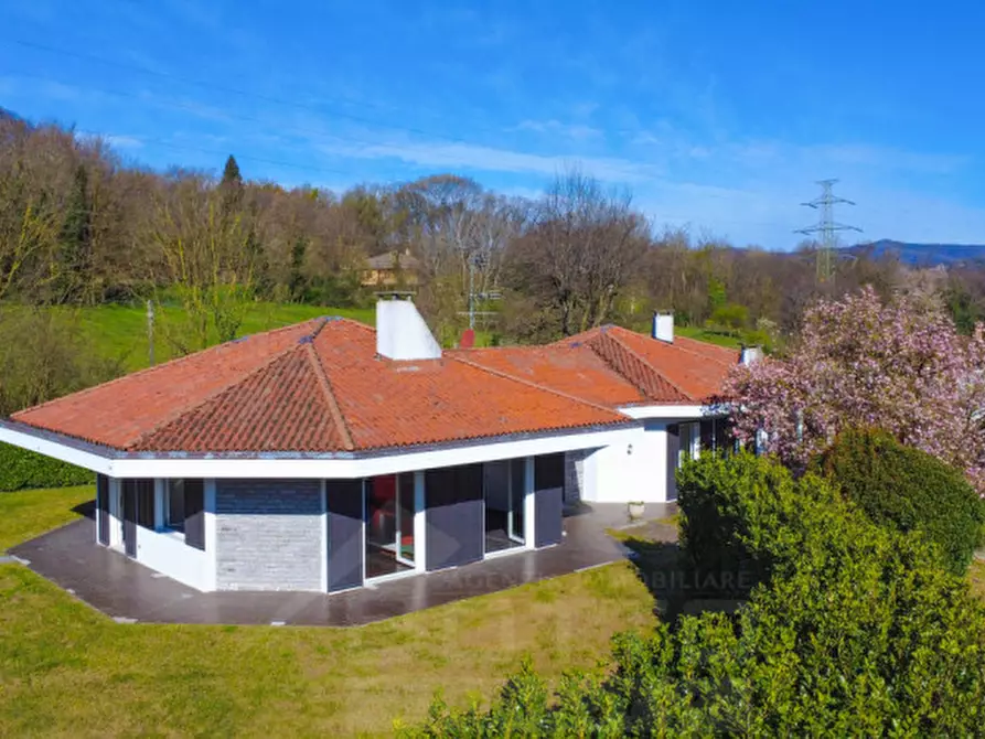 Immagine 1 di Villa in vendita  in Via Giusto Caligara 2 a Arona