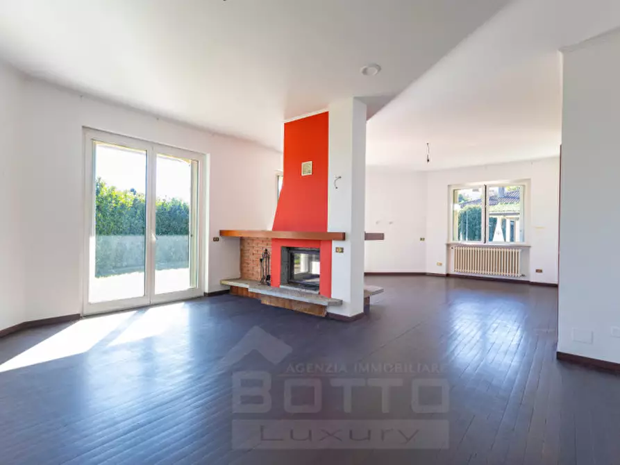 Immagine 8 di Villa in vendita  in Via Giusto Caligara 2 a Arona