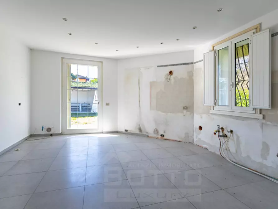 Immagine 10 di Villa in vendita  in Via Giusto Caligara 2 a Arona