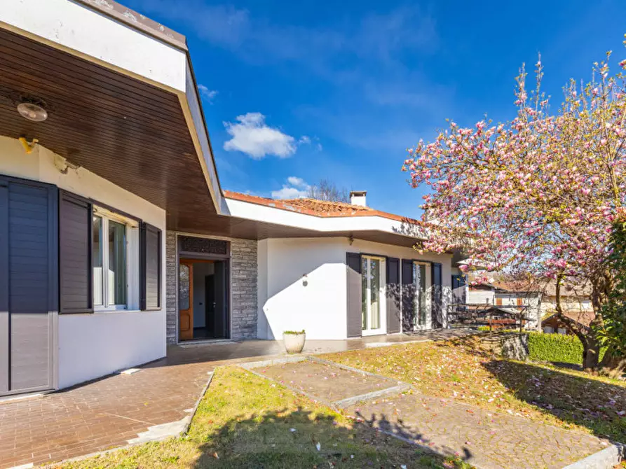 Immagine 14 di Villa in vendita  in Via Giusto Caligara 2 a Arona