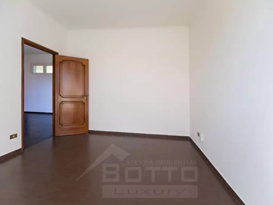 Immagine 29 di Villa in vendita  in Via Giusto Caligara 2 a Arona