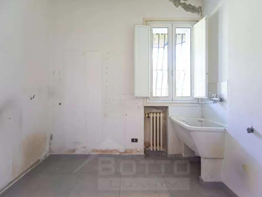 Immagine 31 di Villa in vendita  in Via Giusto Caligara 2 a Arona
