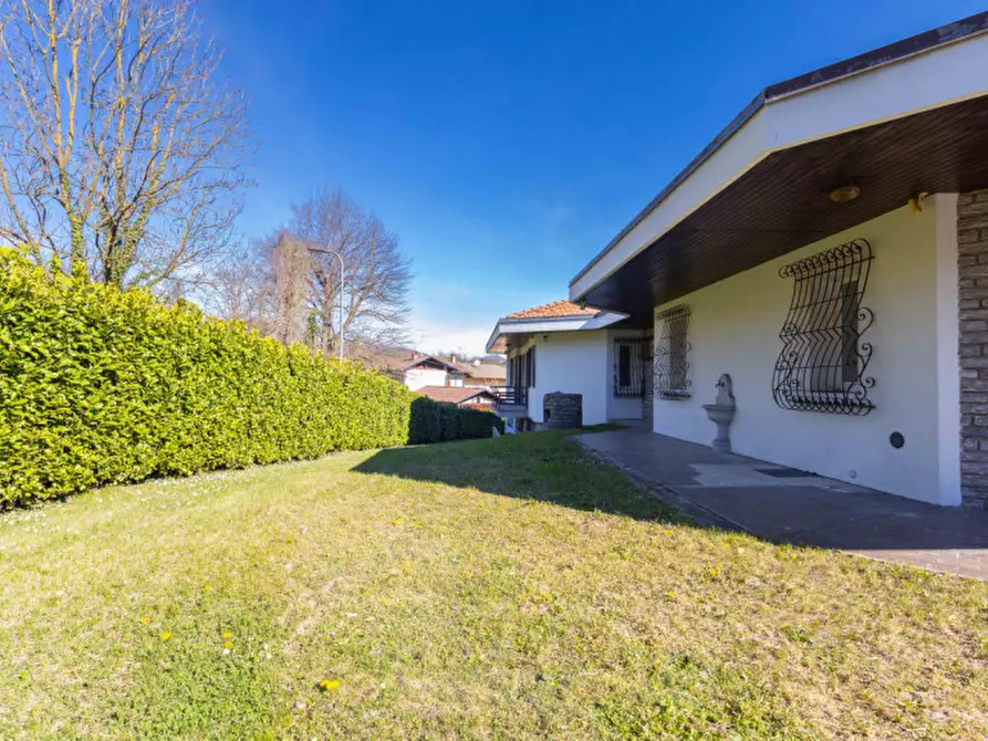 Immagine 43 di Villa in vendita  in Via Giusto Caligara 2 a Arona