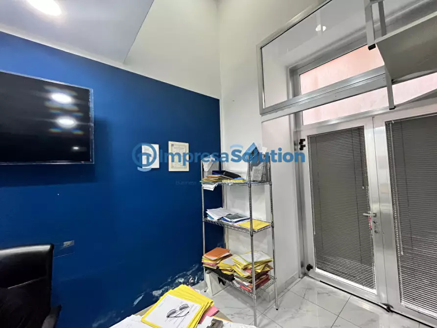 Immagine 4 di Negozio in vendita  in Via Carminiello al Mercato a Napoli