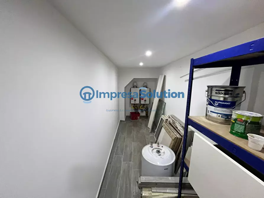 Immagine 10 di Negozio in vendita  in Via Carminiello al Mercato a Napoli