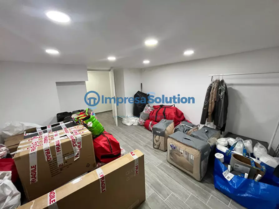 Immagine 11 di Negozio in vendita  in Via Carminiello al Mercato a Napoli