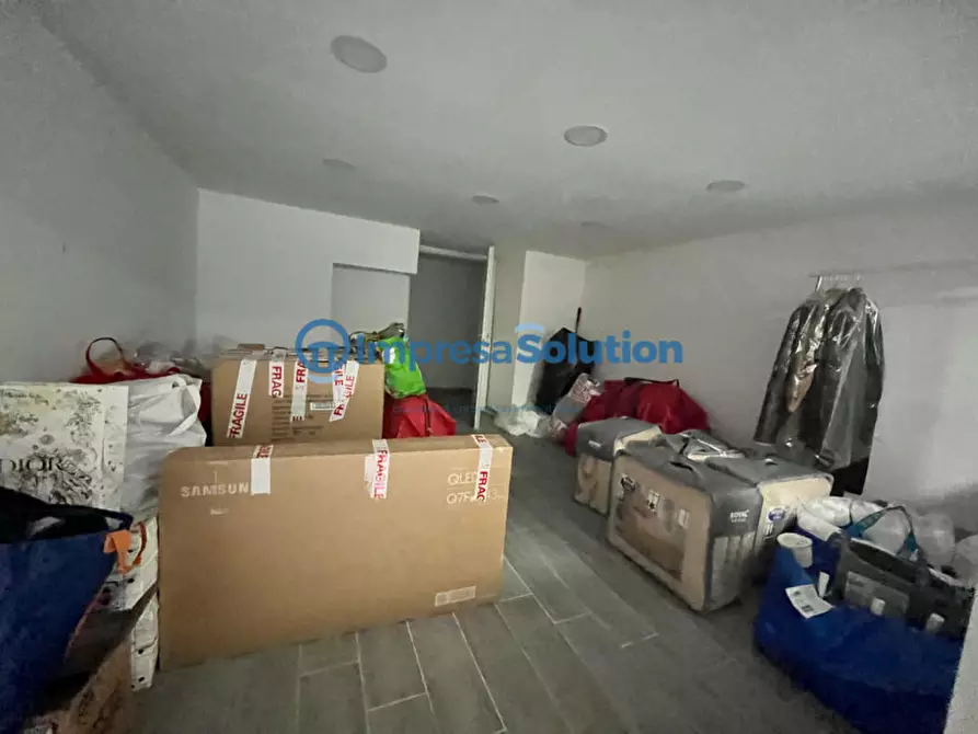 Immagine 12 di Negozio in vendita  in Via Carminiello al Mercato a Napoli