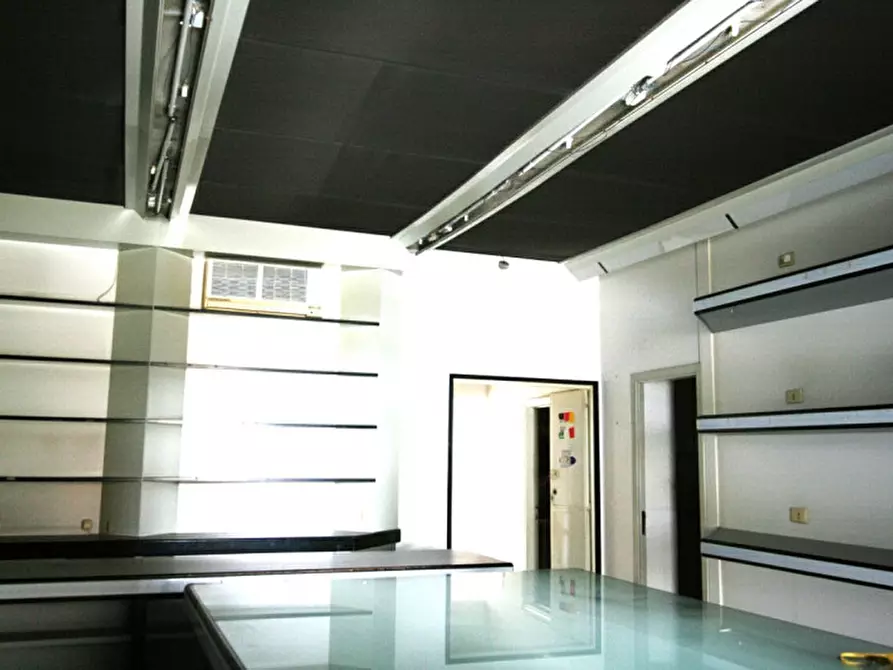 Immagine 1 di Negozio in affitto  a Sinalunga