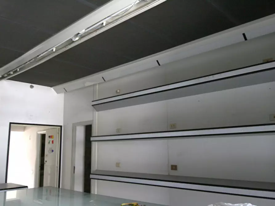 Immagine 2 di Negozio in affitto  a Sinalunga