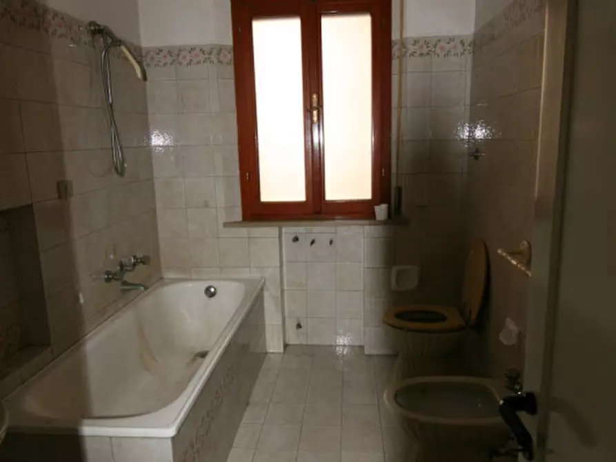 Immagine 5 di Negozio in affitto  a Sinalunga