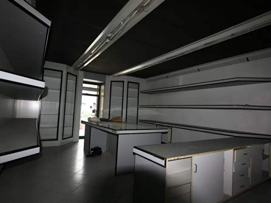 Immagine 6 di Negozio in affitto  a Sinalunga