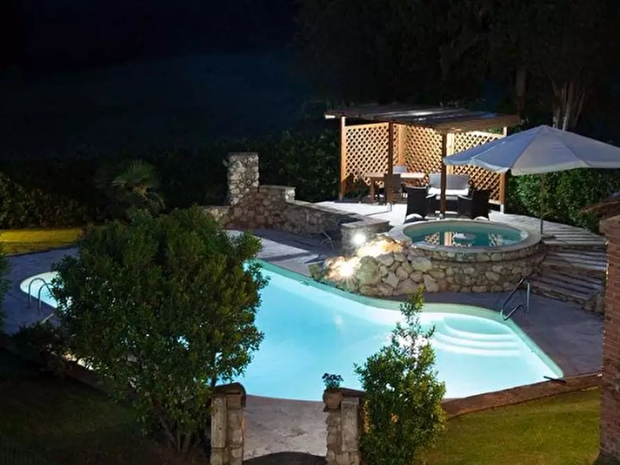 Immagine 1 di Villa in vendita  a Sinalunga