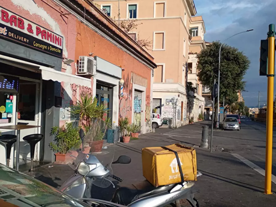 Immagine 2 di Negozio in vendita  in Via Casilina 303/A a Roma