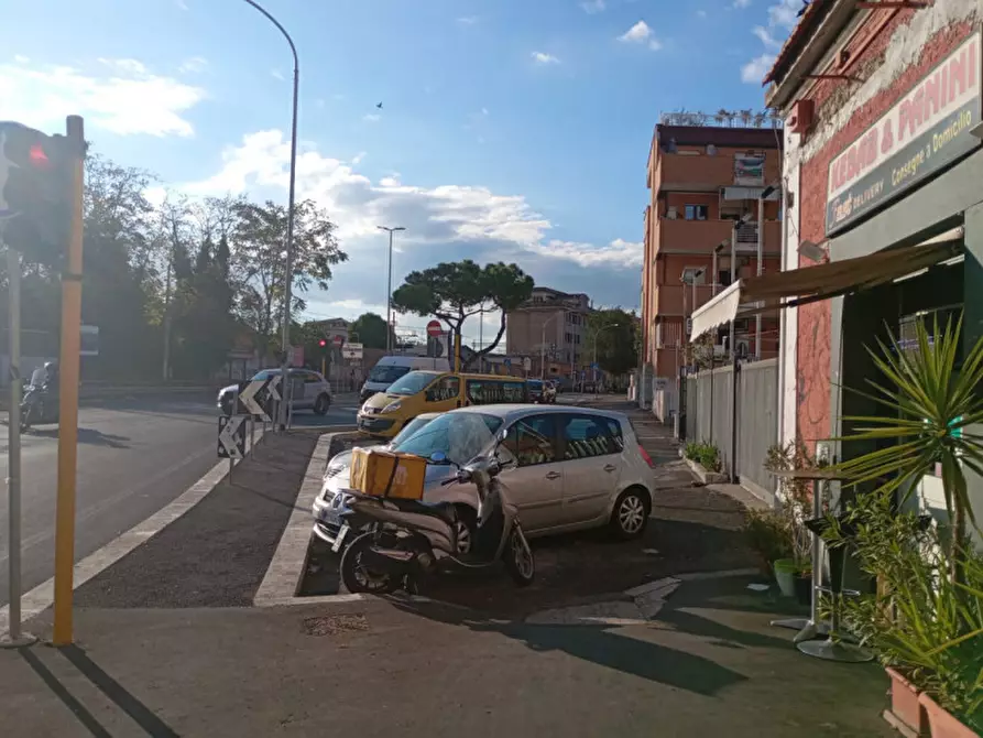 Immagine 3 di Negozio in vendita  in Via Casilina 303/A a Roma