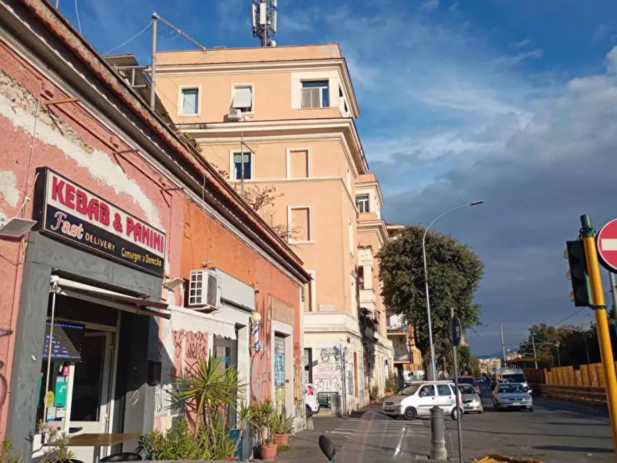 Immagine 8 di Negozio in vendita  in Via Casilina 303/A a Roma