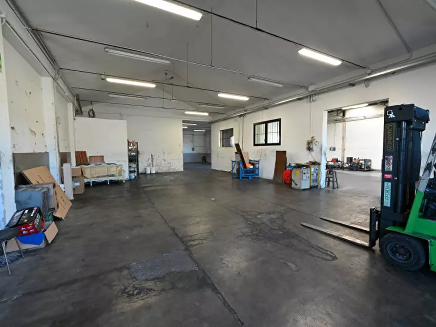 Immagine 2 di Capannone industriale in vendita  in Via Roveggia a Verona