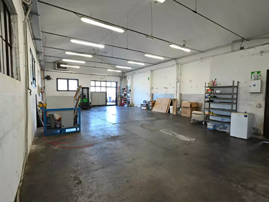 Immagine 3 di Capannone industriale in vendita  in Via Roveggia a Verona