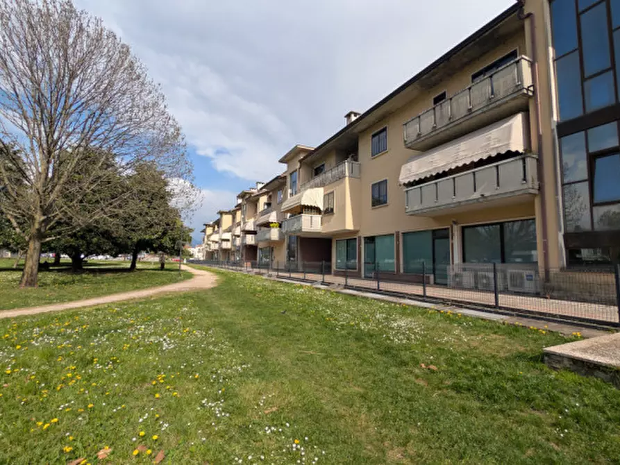 Immagine 1 di Negozio in vendita  in Thiene Via Giovanni XXIII a Thiene