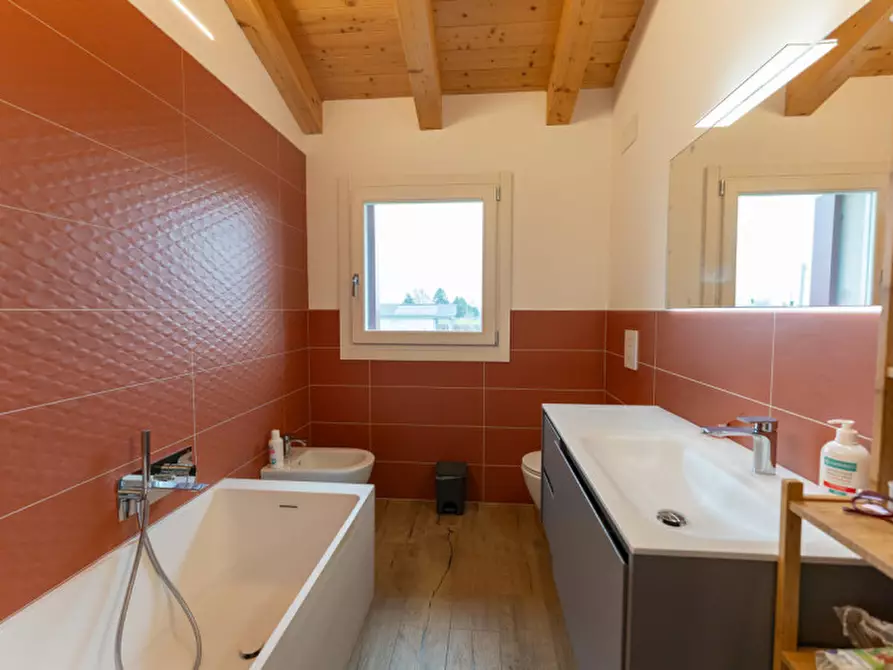 Immagine 19 di Villa in vendita  a Correzzola