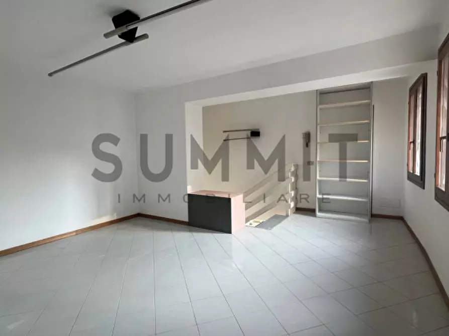 Immagine 1 di Negozio in affitto  a Schio