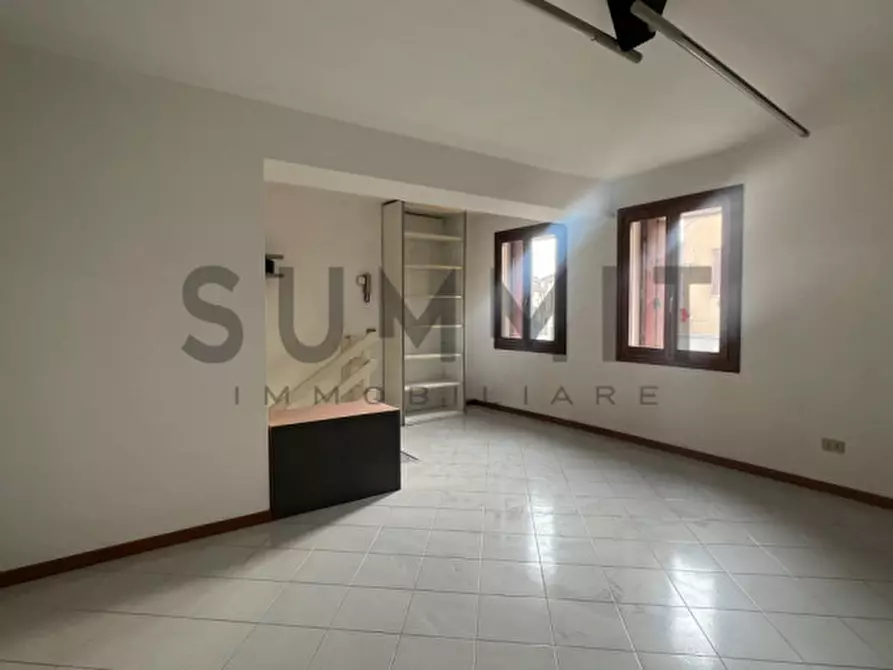 Immagine 2 di Negozio in affitto  a Schio