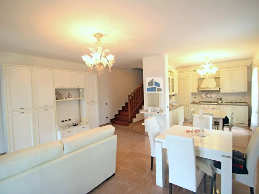 Immagine 1 di Casa bifamiliare in vendita  in Via Eugenio Montale a Santa Maria Di Sala
