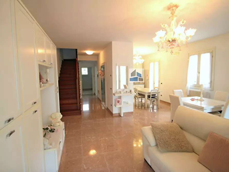 Immagine 2 di Casa bifamiliare in vendita  in Via Eugenio Montale a Santa Maria Di Sala