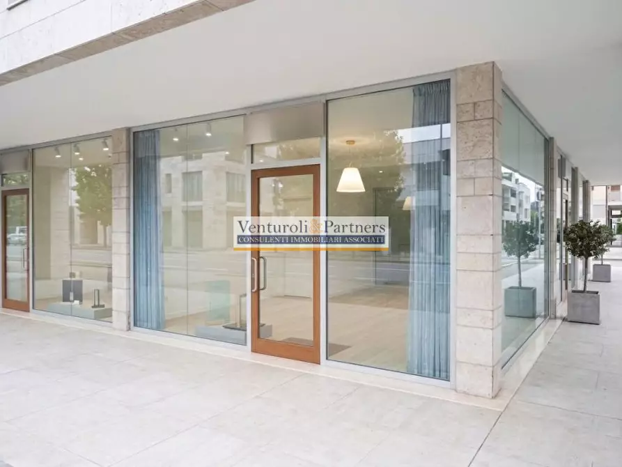 Immagine 4 di Negozio in vendita  in Via Marziale Cerutti a Lonato del Garda