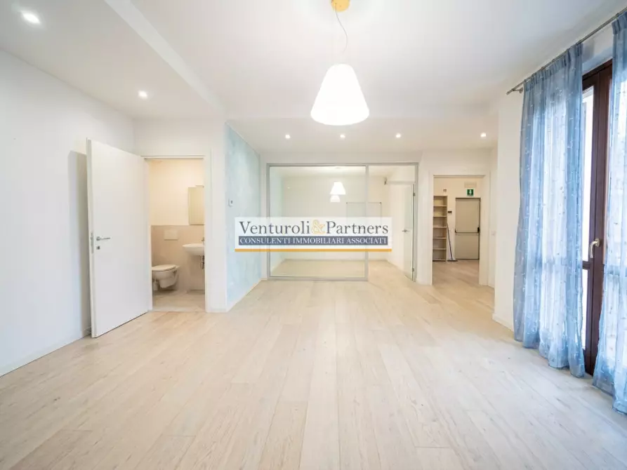 Immagine 5 di Negozio in vendita  in Via Marziale Cerutti a Lonato del Garda