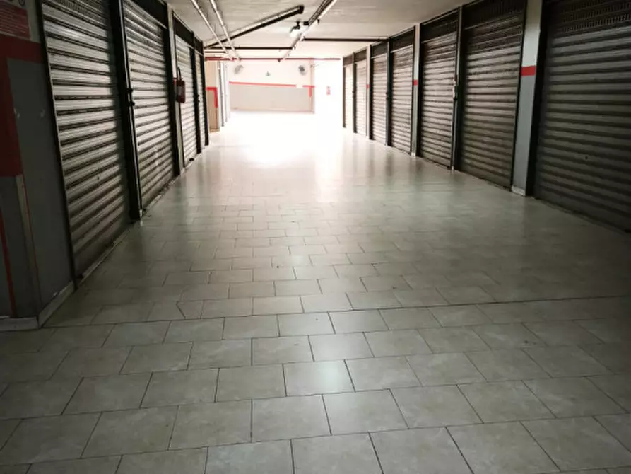 Immagine 3 di Garage in vendita  in VIA CINCINNATO, 18 a Andria