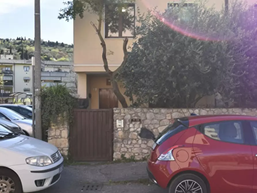 Immagine 1 di Casa trifamiliare in vendita  in via torrente vecchio 2/h a Verona