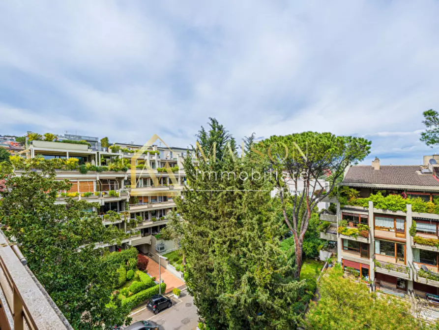 Immagine 3 di Appartamento in vendita  in Via dei Colli della Farnesina a Roma