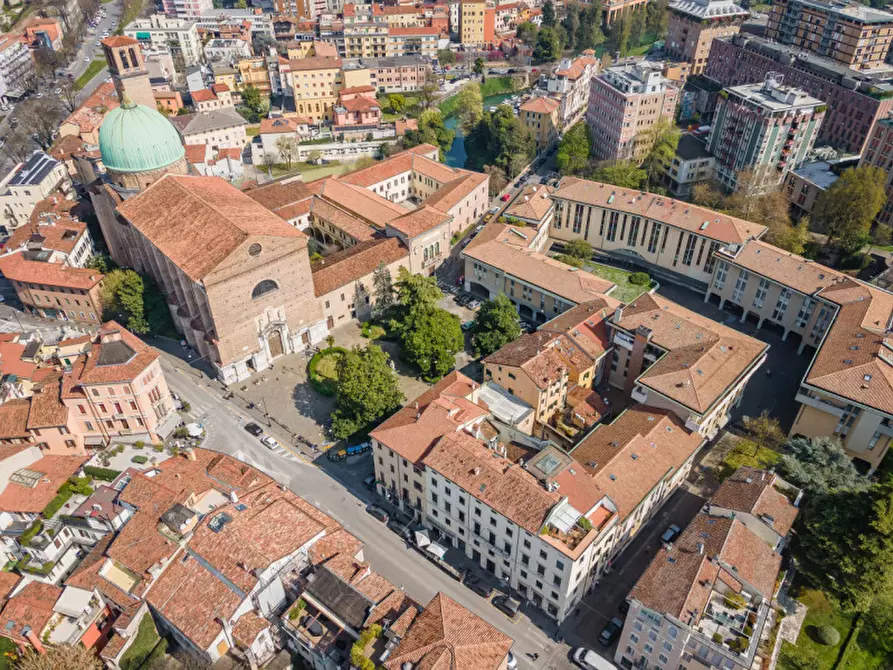 Immagine 1 di Appartamento in vendita  in piazza petrarca 6 a Padova