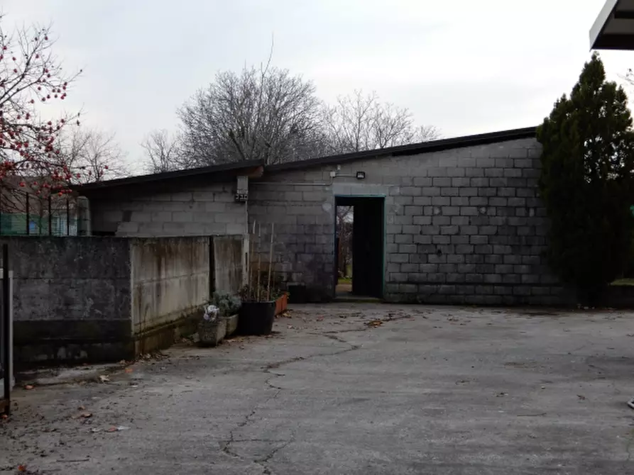 Immagine 2 di Magazzino in vendita  in Via Montello a Altivole