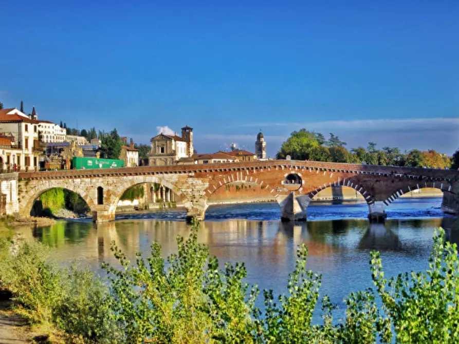 Immagine 1 di Negozio in vendita  in Via Mazzini 17 a Verona