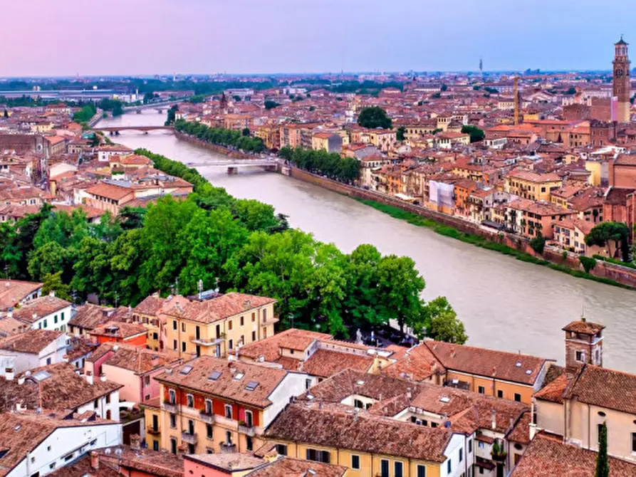 Immagine 2 di Negozio in vendita  in Via Mazzini 17 a Verona