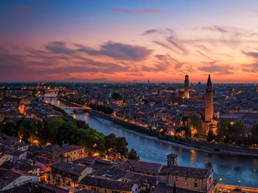 Immagine 4 di Negozio in vendita  in Via Mazzini 17 a Verona