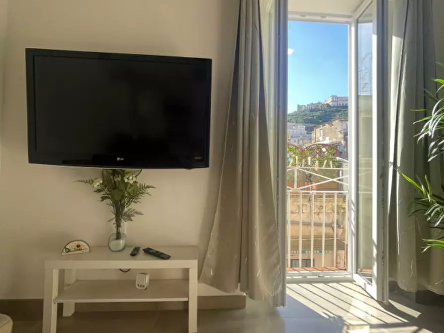 Immagine 1 di Appartamento in affitto  in via trinitá degli spagnoli 12 a Napoli