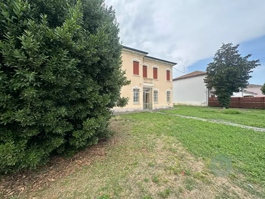 Immagine 1 di Casa indipendente in vendita  in Via Luigi Carlo Farini a Bondeno