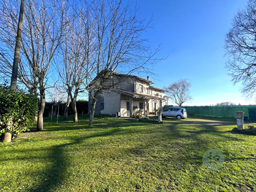 Immagine 1 di Villetta a schiera in vendita  in Via Massara a Mirandola