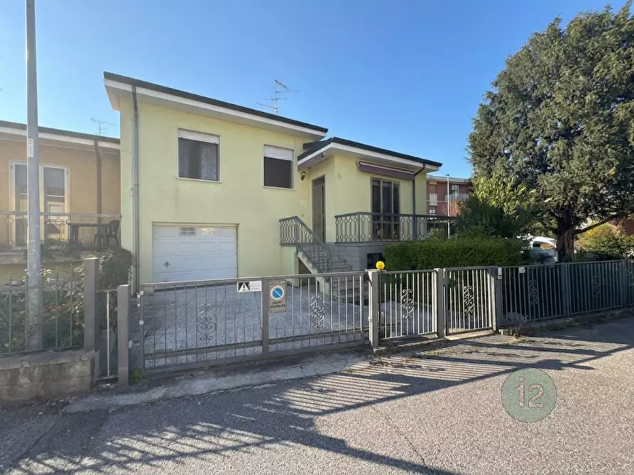 Immagine 2 di Casa bifamiliare in vendita  in Via Martiri della Libertà a Poggio Rusco