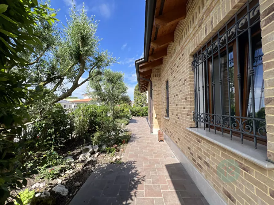 Immagine 3 di Casa bifamiliare in vendita  in Via lolli a Mirandola