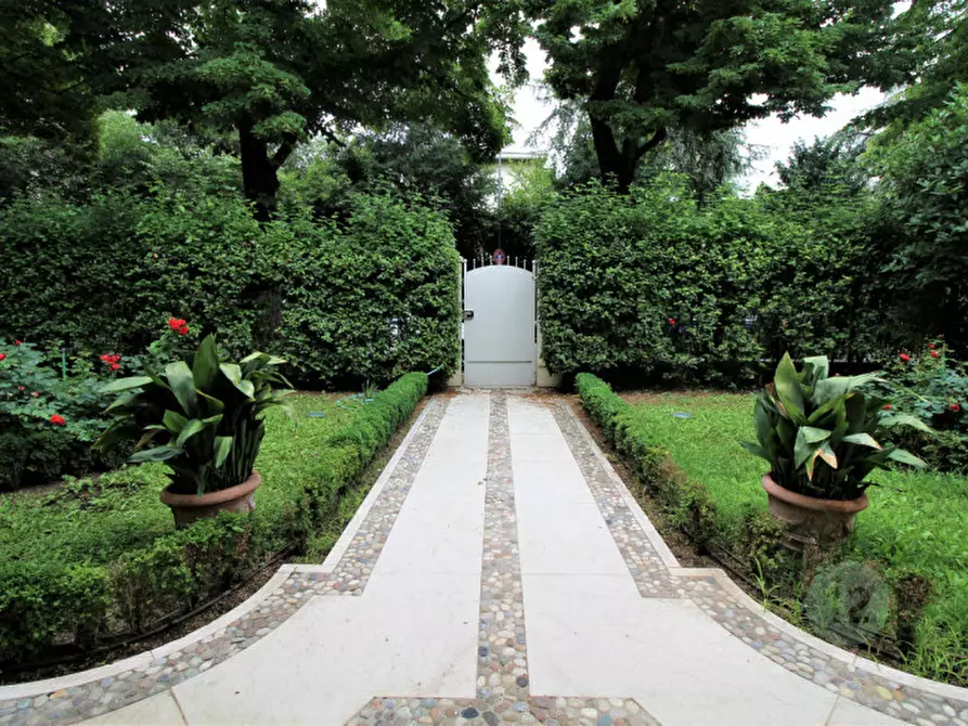 Immagine 2 di Villa in vendita  in Via Anna Frank a Carpi