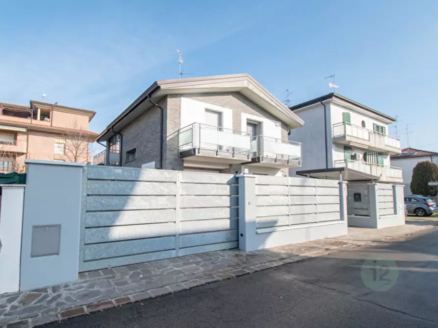 Immagine 2 di Villa in vendita  in Via Martiri di Fossoli a Carpi