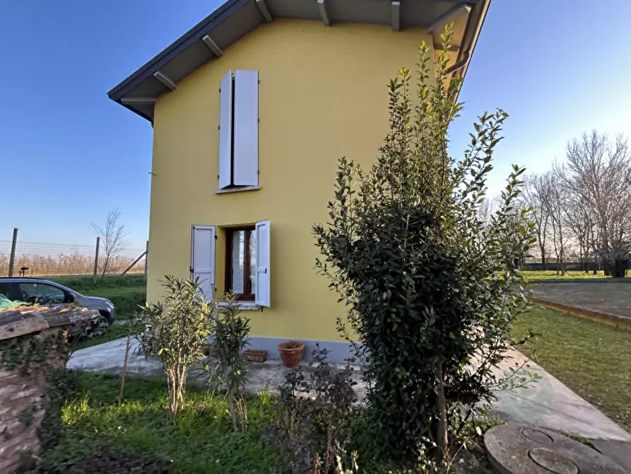 Immagine 2 di Casa bifamiliare in vendita  in Via Valle a Carpi