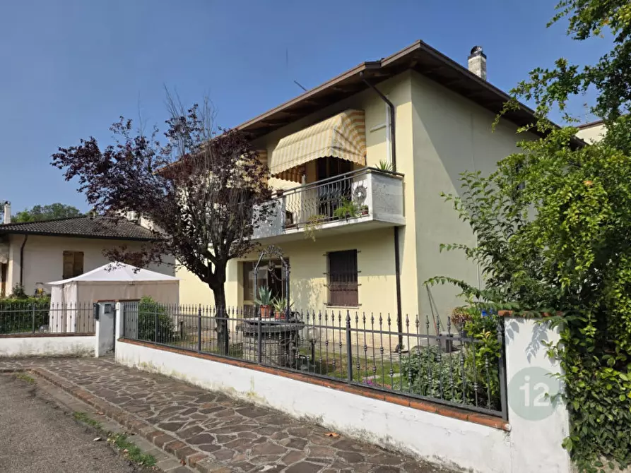 Immagine 4 di Casa bifamiliare in vendita  in Via Ugo Miselli 12 a Carpi