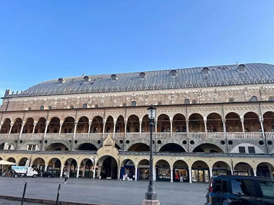 Immagine 1 di Attività commerciale in vendita  in Piazza della Frutta a Padova