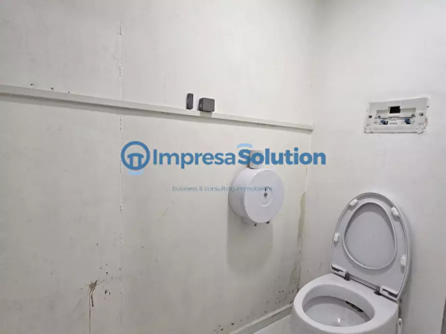 Immagine 17 di Negozio in affitto  in Piazza San Pasquale a Napoli