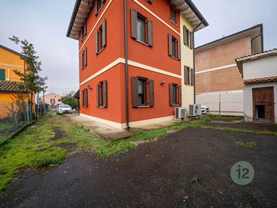 Immagine 1 di Villa in vendita  a Novi Di Modena
