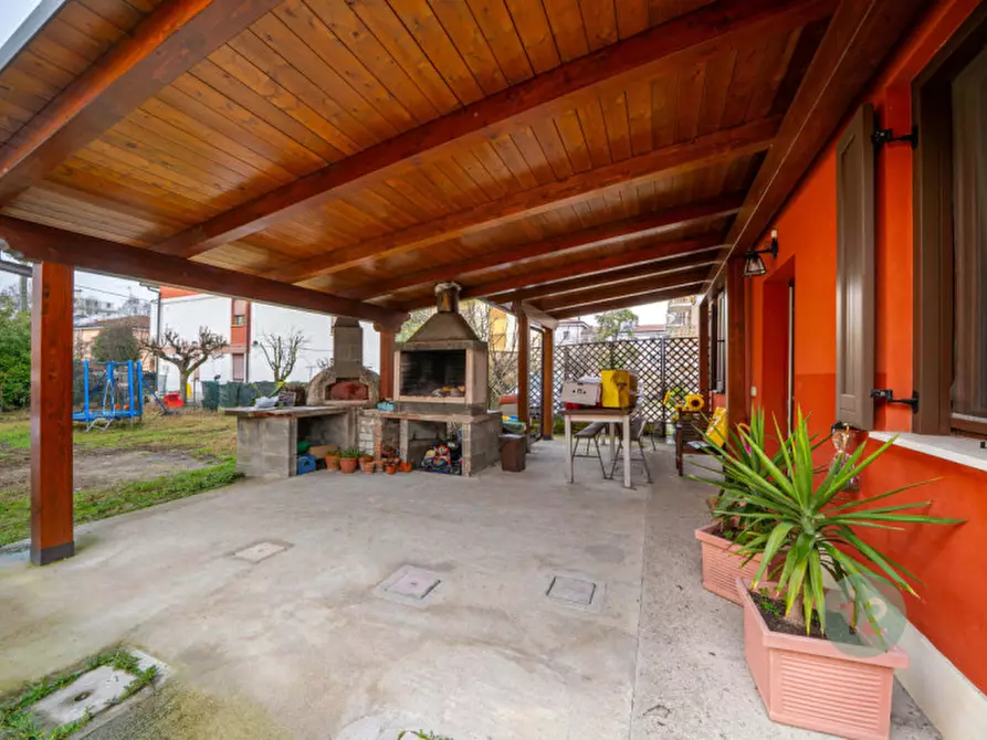 Immagine 2 di Villa in vendita  a Novi Di Modena